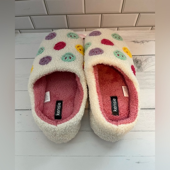 Kensi Size:9 Women Faux Sherpa Memory Foam Slippery Smile Face Super Cute! - Picture 2 of 5